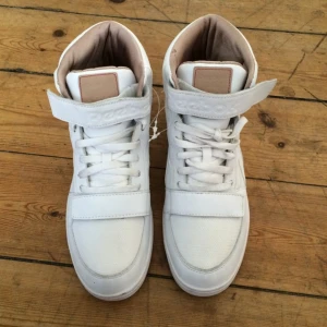 Vita Reebok sneakers. Aldrig använda men lite smutsiga pga dålig förvaring. - Vita Reebok sneakers. Aldrig använda men lite smutsiga pga dålig förvaring.