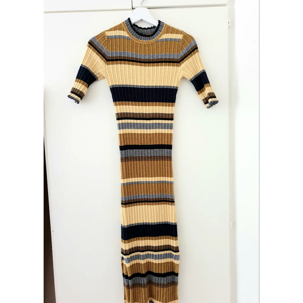 Midi lenght ribbed dress from HM. Used once, as new. Has a cut on a side (the style of it). Length of the dress from shoulders down 118cm. Klänningar.