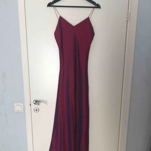  - Skimrar i lila/rosa/blått i olika ljus, verkligen en unik touch. Köptes för nåt år sen men har aldrig kommit till användning. Kan användas till bal eller bröllop eller liknande! Två lager tyg, slank passform! Frakt ingår ej