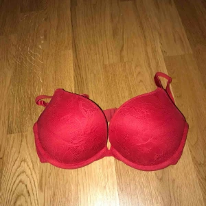  - superpushup bombshell bh från H&M 