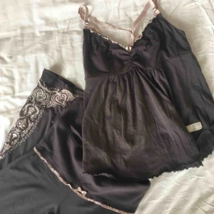  - Jättegulligt pyjamas/lounge set från odd Molly, byxorna är storlek 1 och toppen storlek 2 vilket motsvarar typ XS-M🌸