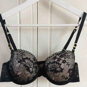 Bh - Spets-bh från Stella McCartney i storlek 80B. Använd fåtal gånger. Köpt i Köpenhamn för 850 DKK. Köparen står för frakt. Kan även mötas upp i Helsingborg. 