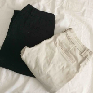  - Säljer två kostymbyxor i storlek S, som är lågmidjade. I färgerna svart och beige. 50kr /st  Fraktar ej!