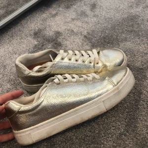  - Hur coola är inte dessa guldiga skor då !!! Allt som behövs som en extra detalj till en outfit. Säljer nu dessa, då dom ej används någon gång tyvärr :( men hoppas nu på att nån annan är sugen på att ta hand om dessa skor.Köparen betalar 70 kr+frakten❤️