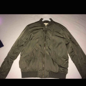  - Grön bomberjacka  Fraktar ej!