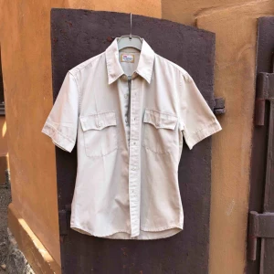  - Levis skjorta  STA-PREST i fint skick. Från sent 90-tal. 