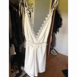  - Vit byxdress ifrån pull&bear. Storlek: M. Aldrig använd.  Köparen står för frakt. 