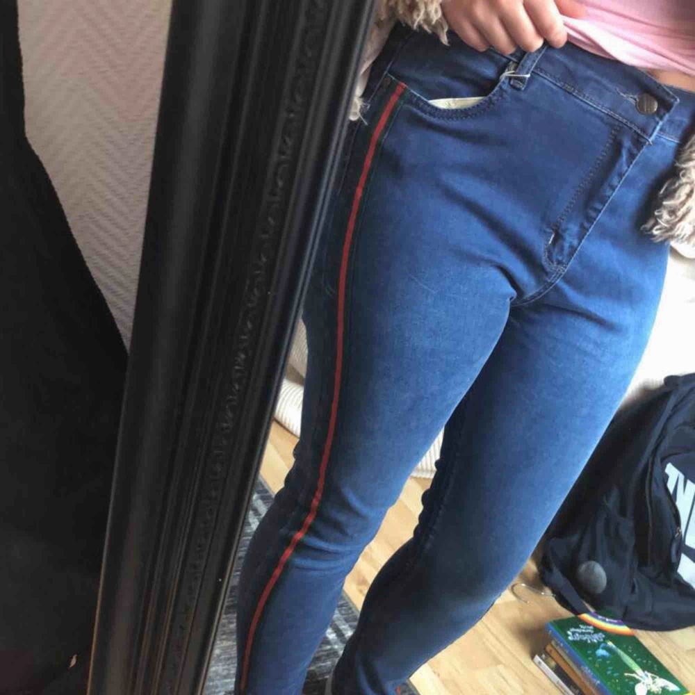 Säljer ett par helt nya Gucci jeans. Endast testade 1 gång. Och dom är i storlek M. Jeans & Byxor.