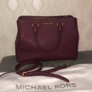  - Lila röd väska från michael kors (ÄKTA). Nypris 3800kr säljs 1500kr. Nyskick, vid intresse finns fler bilder!   Köparen står för frakt! 