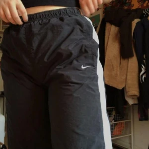  - Säljer dessa jättesköna "prassel"-byxorna från nike. Dom går att justera i midjan med ett snöre.