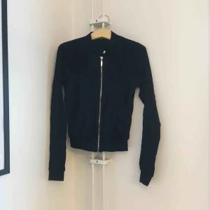  - Tunn vårjacka i bomber-modell. Storleken passar en normal 36a. Använd sparsamt. Från Dorothy Perkins. Köparen står för frakt 👗