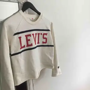 Levi’s tröja med croppad vintage stil! Nästan aldrig använd pågrund av för liten i storlek.