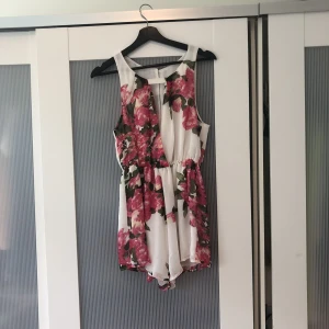  - Sjukt fin playsuit från DM Retro. Använd en gång och är därför i perfekt skick. Asfin nu till sommaren.