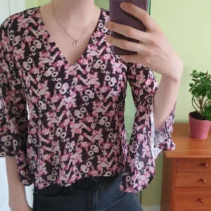  - Blus från NA-KD i fint skick. St M