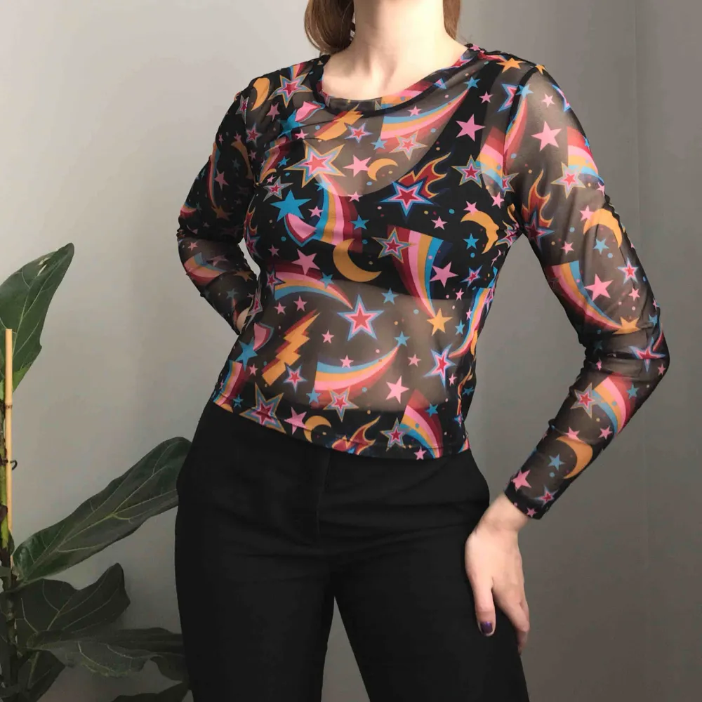 💌Frakt ingår!💌 Fin transparent tröja i svart med långa ärmar och rymdinspirerat mönster i gul, röd, rosa och blå från Monki • storlek M, använd ett fåtal gånger! . Toppar.