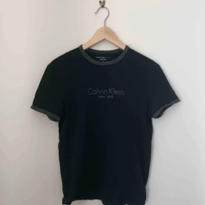  - svart t shirt med gråa detaljer från calvin klein kan mötas längst roslagsbanan och i stockholm, annars står köparen för frakt.