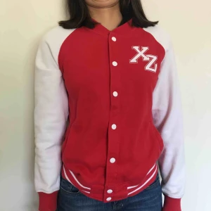  - En rödvit collegetröja från H&M med trycket XZ, den har även knappar av metall fram på tröjan. Kostar 149kr inklusive frakt.