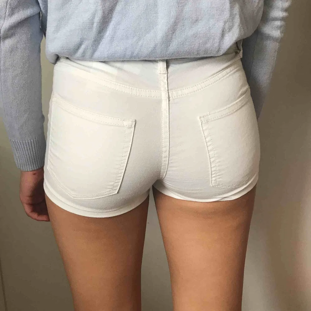 Ett par vita shorts från hm. kostar 100kr inkl frakt. Shorts.
