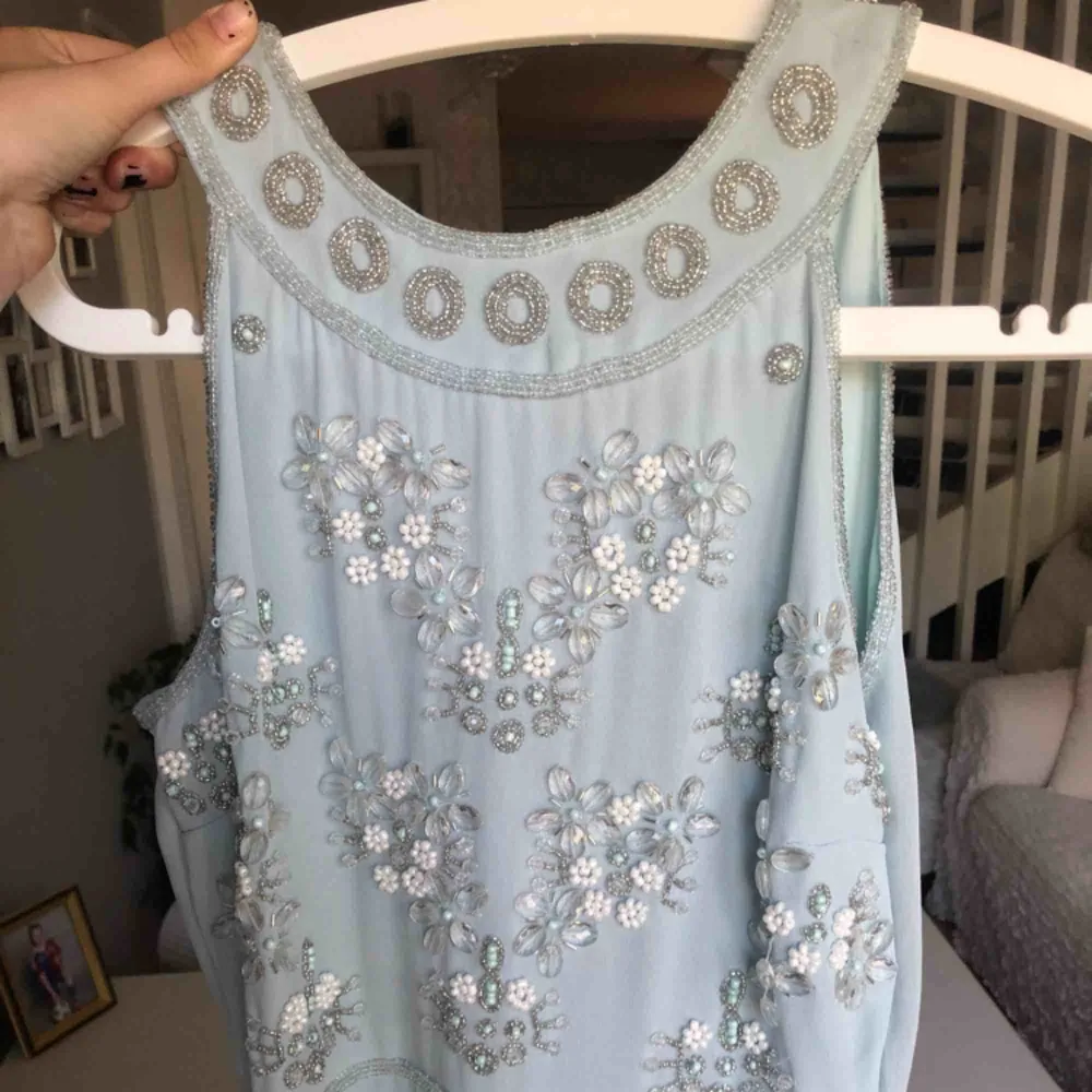 Säljer min balklänning i storlek 36, den har en slits på sidan av klänningen och är i en baby blå färg, hör av dig om du är intresserad! Möts helst upp💓. Klänningar.