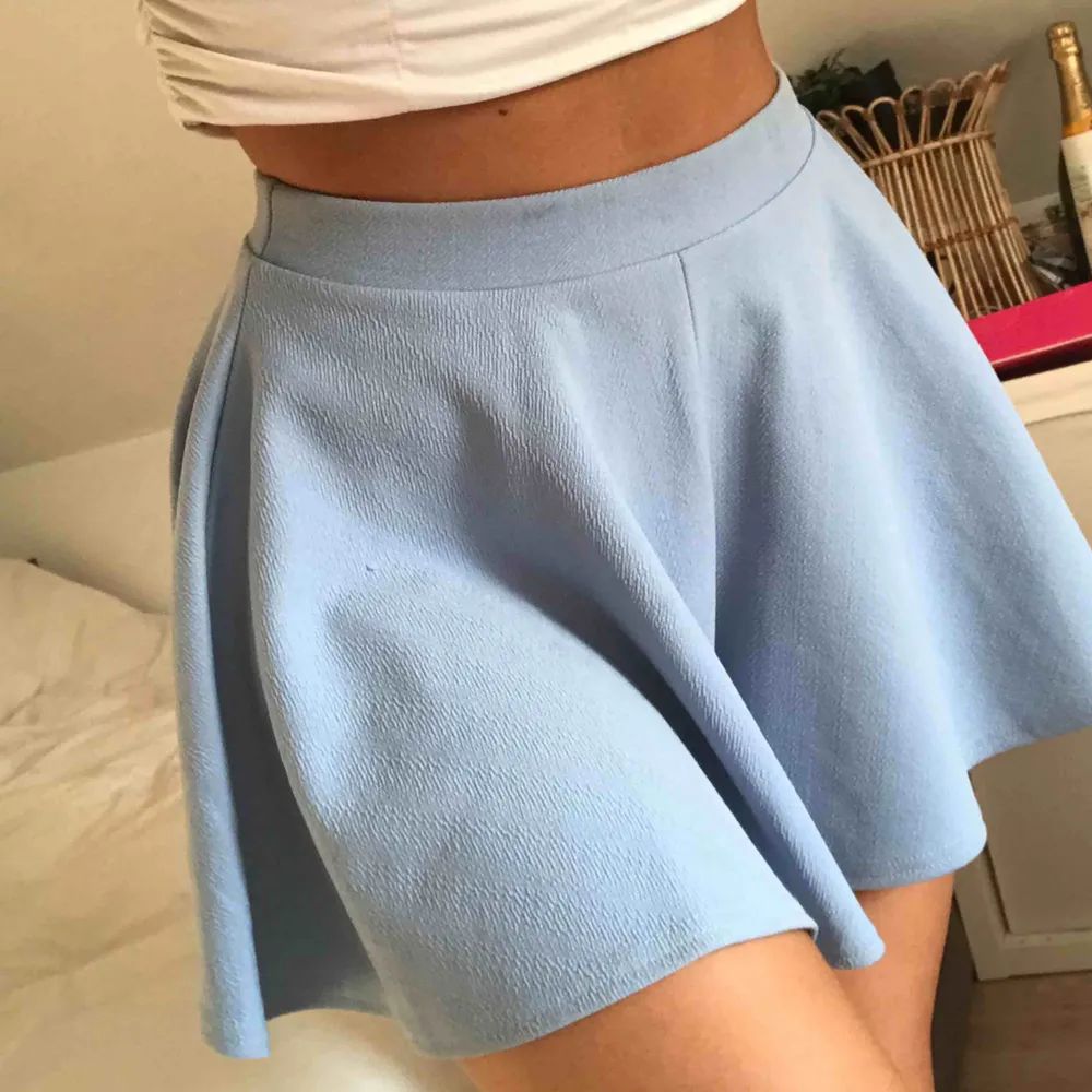 Ljusblå skater skirt/ shorts. Ser alltså ut som kjol men det är shorts! Använd enstaka gång! 🌸. Kjolar.