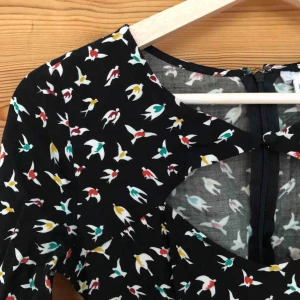  - Superfin klänning med cutout framtill, köpt i en vintageaffär. Aldrig använd så superfint skick!