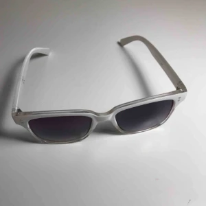  - Vita solglasögon. Har använt de någon gång.  Pris kan förhandlas. 