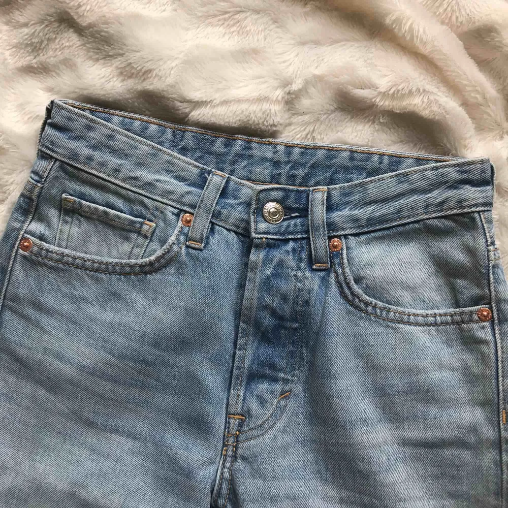 Jättefina jeans ifrån hm tyvärr för små för mig och drf aldrig använda. Original straight fit high Waist. Säljer även att par likadana i svart. Köparen står för frakten. Skriv för fler bilder🥰. Jeans & Byxor.