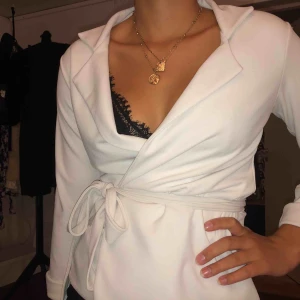  - Super snygg blazer, väldigt stretchig och perfekt till fest! Hör av er om ni undrar något😄