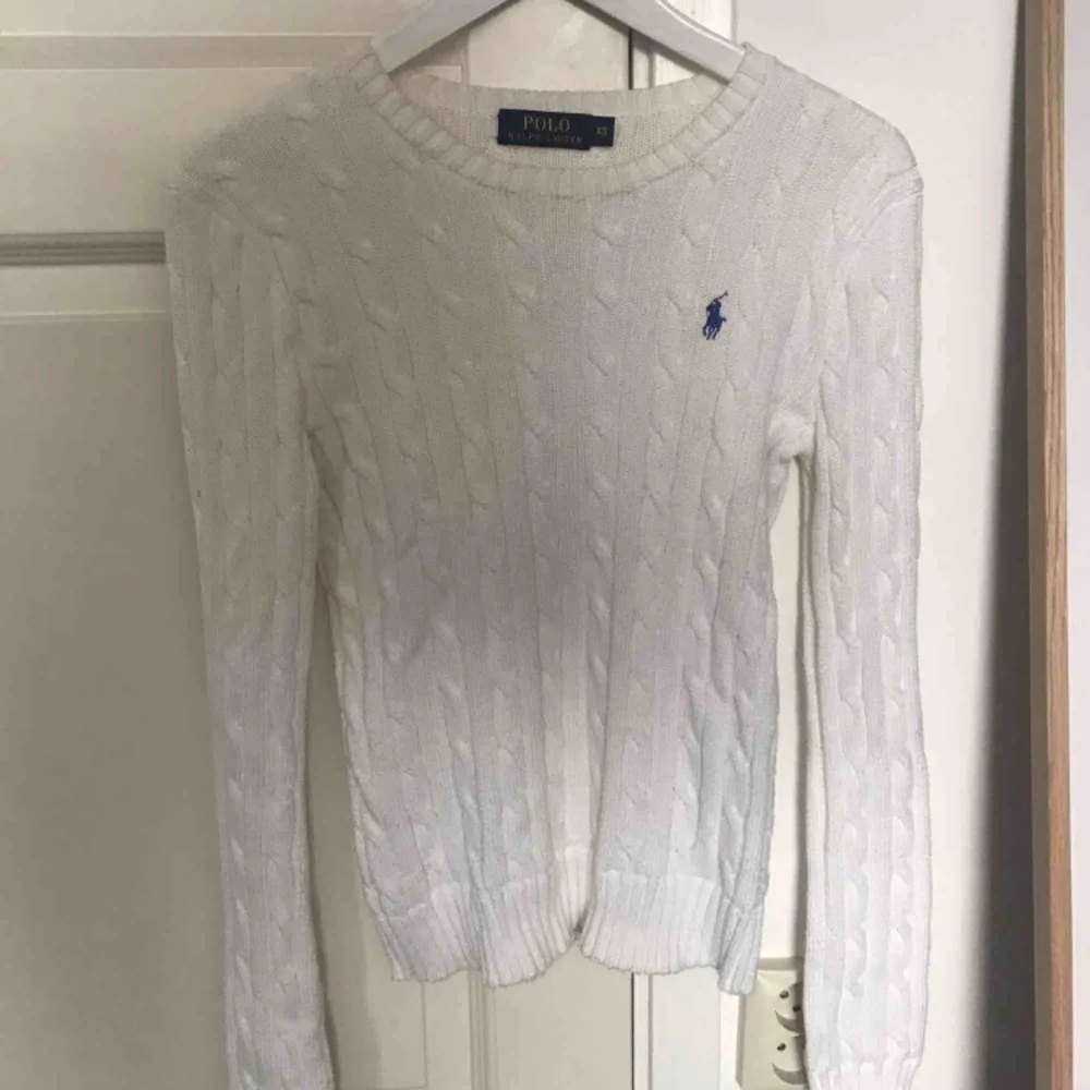 Vit kabelstickad tröja från Ralph Lauren i storlek XS. Tröjor & Koftor.