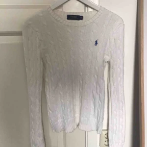  - Vit kabelstickad tröja från Ralph Lauren i storlek XS