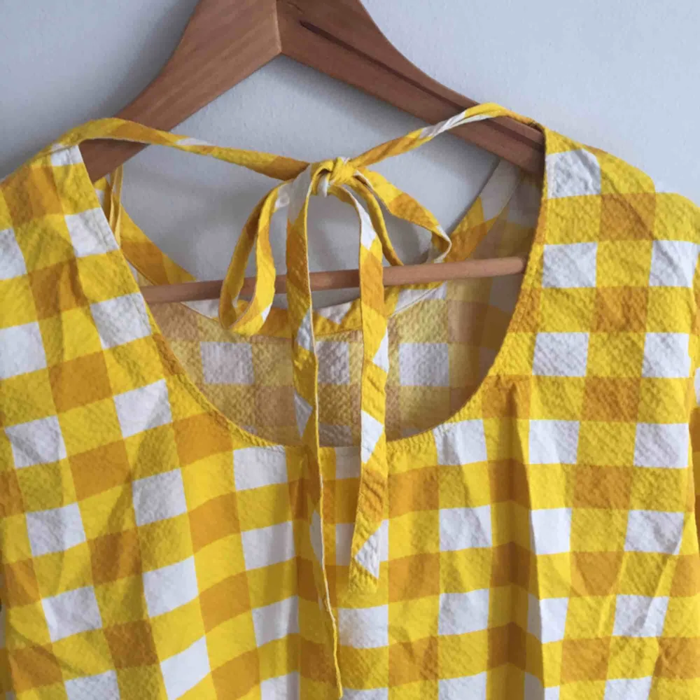 En rutig blus/skjorta från COS i fina gula färger, perfekt på en sommardag. Jag säljer den eftersom den är fel storlek för mig! Älskar materialet! . Blusar.