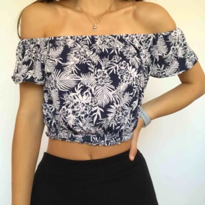  - Denna somriga topp har jag använt väldigt få gånger. Jag säljer den på grund av att jag har många liknande toppar. Den är gjort av ett tunt material vilket gör den perfekt för varma sommardagar. Frakt ingår i priset!
