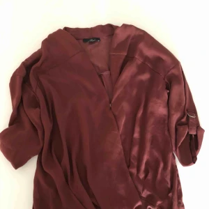  - Snygg omlottblus i nyskick. Använd endast ett fåtal gånger. Hämtas i Malmö eller skickas mot frakt