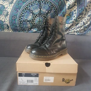  - Klassiska Dr.Martens som kommer hålla i många år till. Gav ett tappert försök att gå in dessa bad boys, men fick inse att de var för stora i storleken. Alltså endast använda under ca 2 veckor. Kan mötas upp i Göteborg eller frakta!  Håller på att flyttstäda nu så är det något plagg eller accessoarer du letar efter så fråga! Jag har grejer i överflöd! Håll även ett öga öppet på min sida där jag kommer lägga upp grejer under veckan som kommer. 🌞