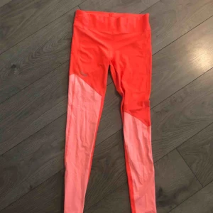  - Snygga träningstights från Casall Tyvärr för små Passar en XS/S  Priset är inkl frakt