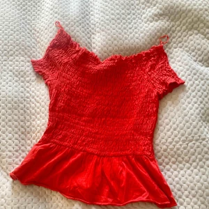  - Superfin röd topp. Använd ett fåtal gånger. 