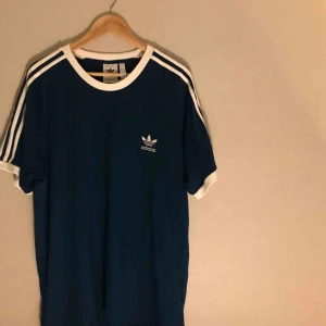  - Aldrig använd t-shirt från Adidas! Prislapp sitter kvar. Möts upp i Stockholm, annars står köparen för frakt :) 