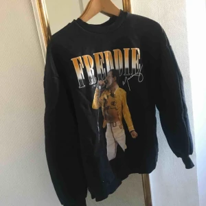  - Jättefin tröja från Bershka i strl S, som har tryck av Freddie Mercury från bandet Queen! Säljer då den inte används så mycket. Köparen står för frakt ☺️