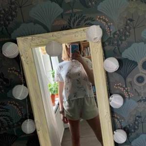  - Söt T-shirt från Pull & Bear! Passar mig bra som vanligtvis har XS/S. Frakt inräknat i priset, tar endast swish. Bara att skicka en fråga om du undrar något! 