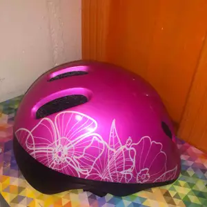 Säljer denna fina rosa cykelhjälm med blommönster 🌸 den passar nog barn mer. Hjälmen är i fint skick, och hämtas i Karlstad! ☺️