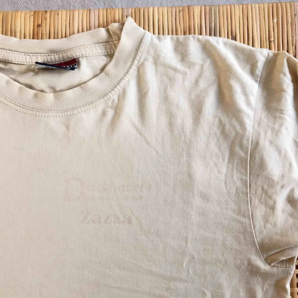 perfekt bas-tshirt:)) har ett lite utslitet tryck på ena sidan, annars bara beige. 🍋FRAKT INGÅR🍋. T-shirts.