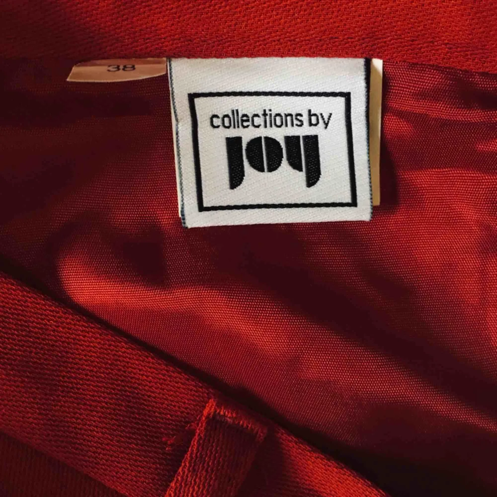 Sexig och sofistikerad kjol från Joy med slits både baktill och framtill 🔥🔥🔥🔥🔥🔥🔥🔥🔥🔥🔥🔥🔥🔥🔥    Kan användas med ett tunt skärp i hällorna 👍     Har använts av min mamma på 90-talet och aldrig av mig då den är för liten 😳  ❤️❤️❤️❤️❤️❤️❤️. Kjolar.