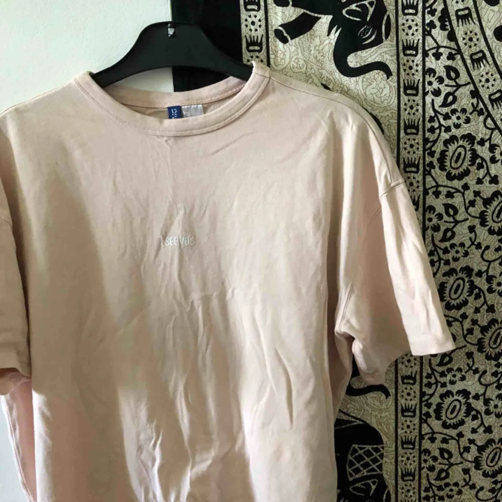 snygg pastellrosa t-shirt med vit broderad text, knappt använd. baggy! 🍋🍋. T-shirts.
