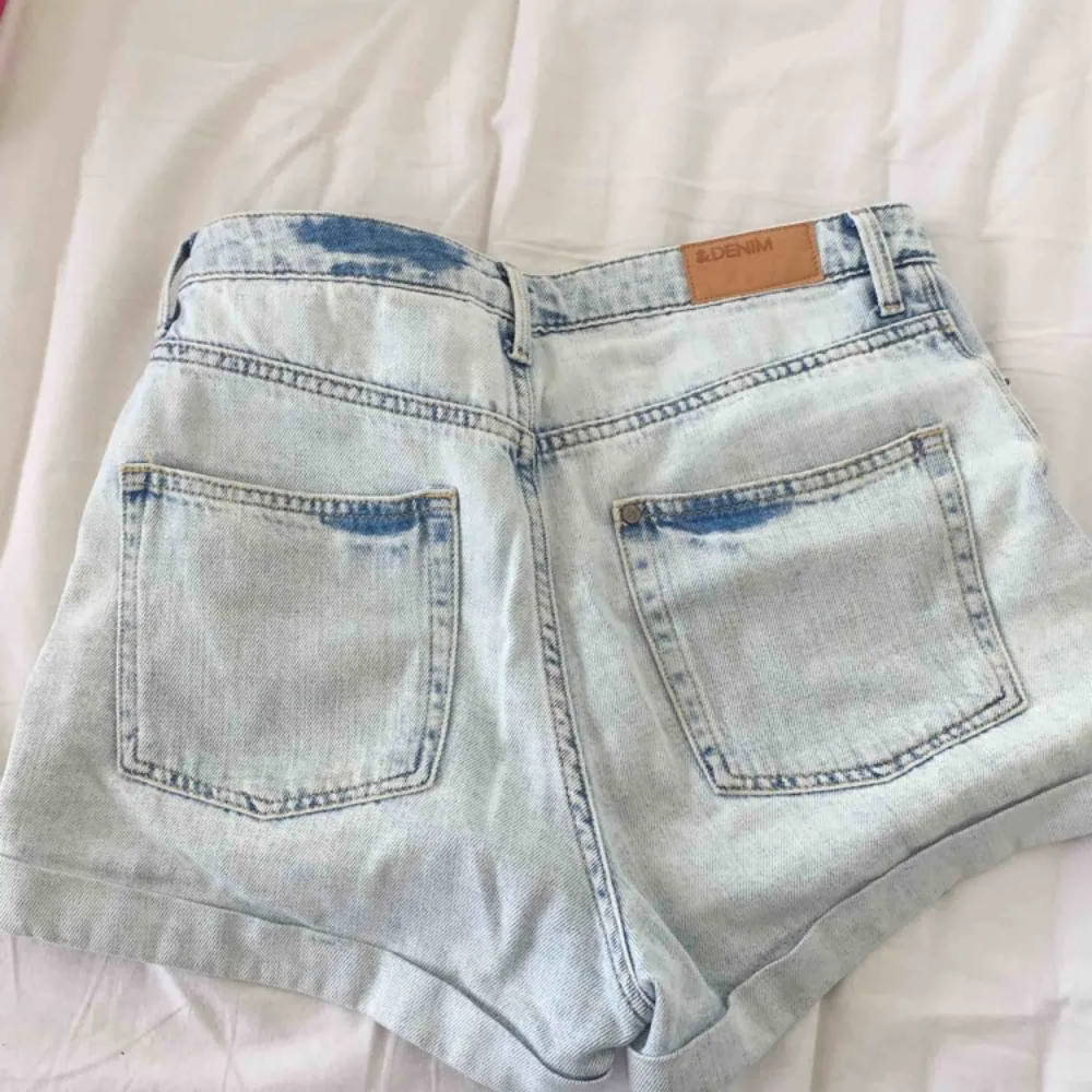 Ljust blå tvättade jeansshorts i storlek 38. Väldigt bekväma och snygga shorts som är höga i midjan, säljer då dem är för små, de är endast använda 1 sommar. . Shorts.