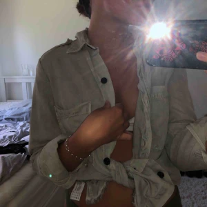  - Skjorta från zara, sparsamt använd! Lite oversized så passar både xs-m skulle jag säga! 