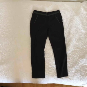  - Kostymbyxa med skinndetaljer och liten slit vid anklarna