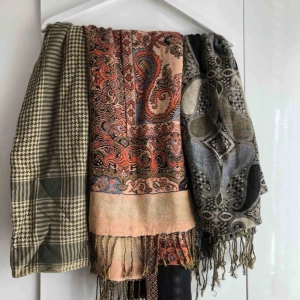  - Mönstrade sjalar! Fint skick. 30kr styck! Frakt tillkommer 