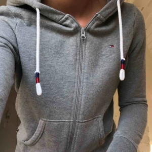 - Hoodie från Tommy hilfiger som är använd 2 gånger. Frakt tillkommer!
