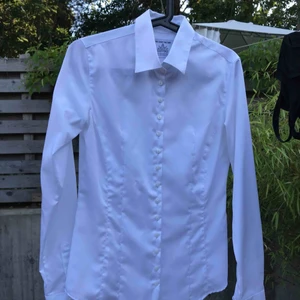 Skjorta - Väldigt smickrande skjorta som knappt använts! Har två stycken som jag säljer. Från The Shirt Factory, säljer för att jag har för många. Ordinarie pris 1000kr