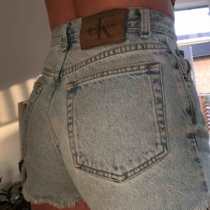  - Supersnygga jeansshorts från Calvin Klein, storlek XS. Frakt tillkommer!
